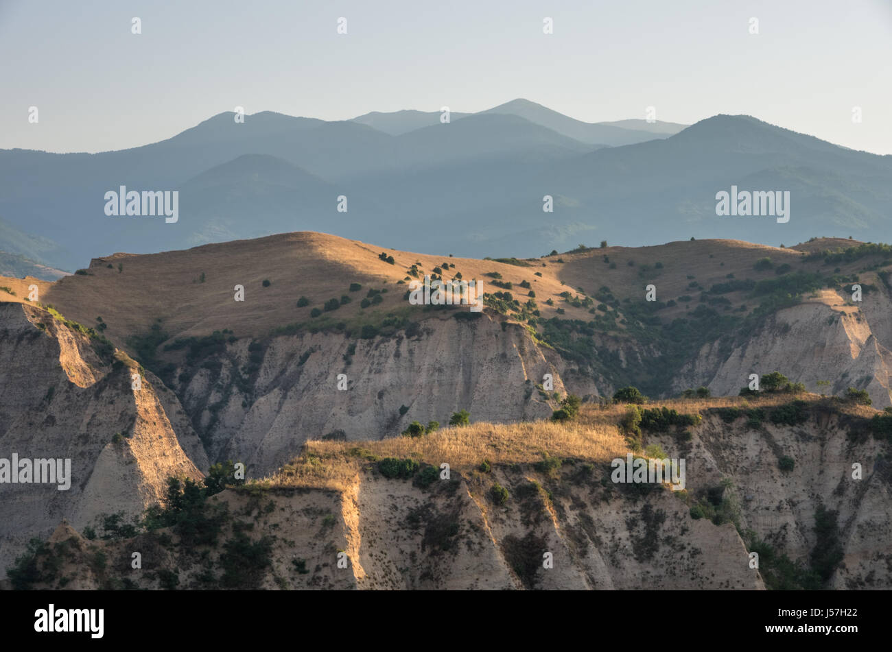 Lumière du matin plus de pyramides de sable près de Melnik avec Pirin dans l'horizon, la Bulgarie. Banque D'Images