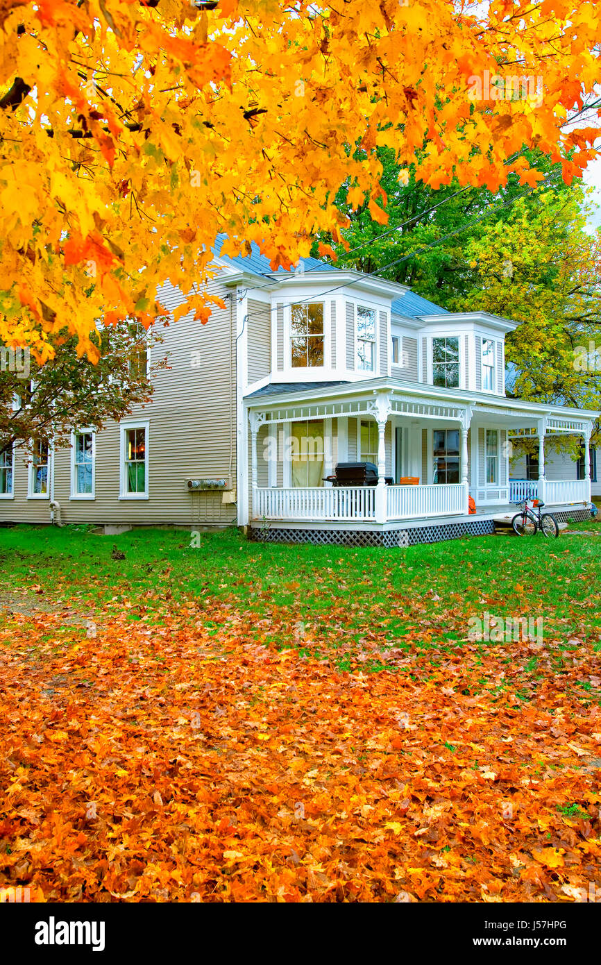 Porche sur l'extérieur de la maison de style maison à New York au cours de l'automne Banque D'Images