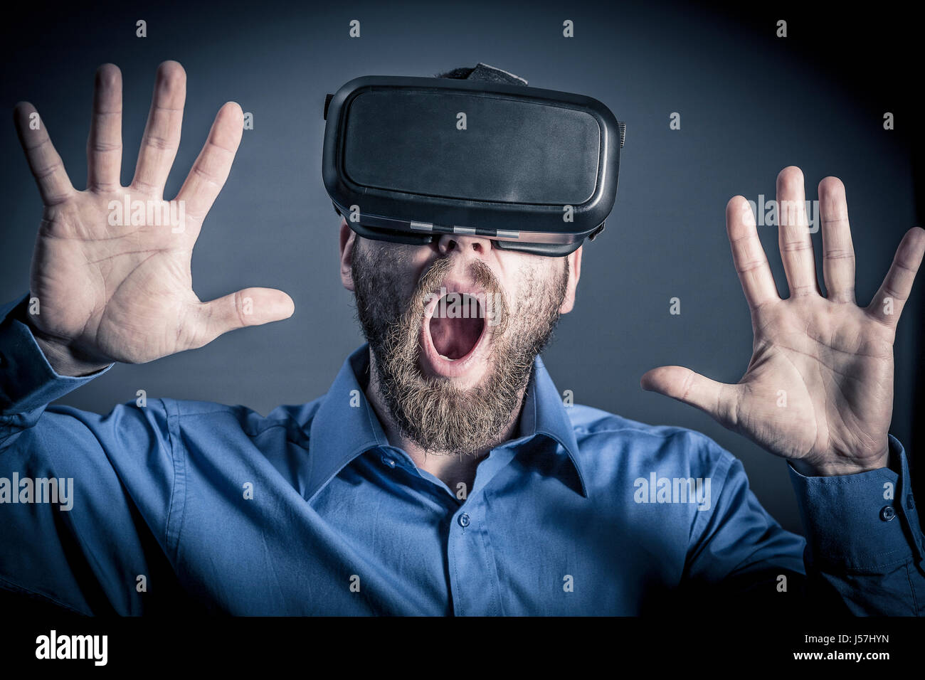 L'homme surpris par la réalité virtuelle Banque D'Images