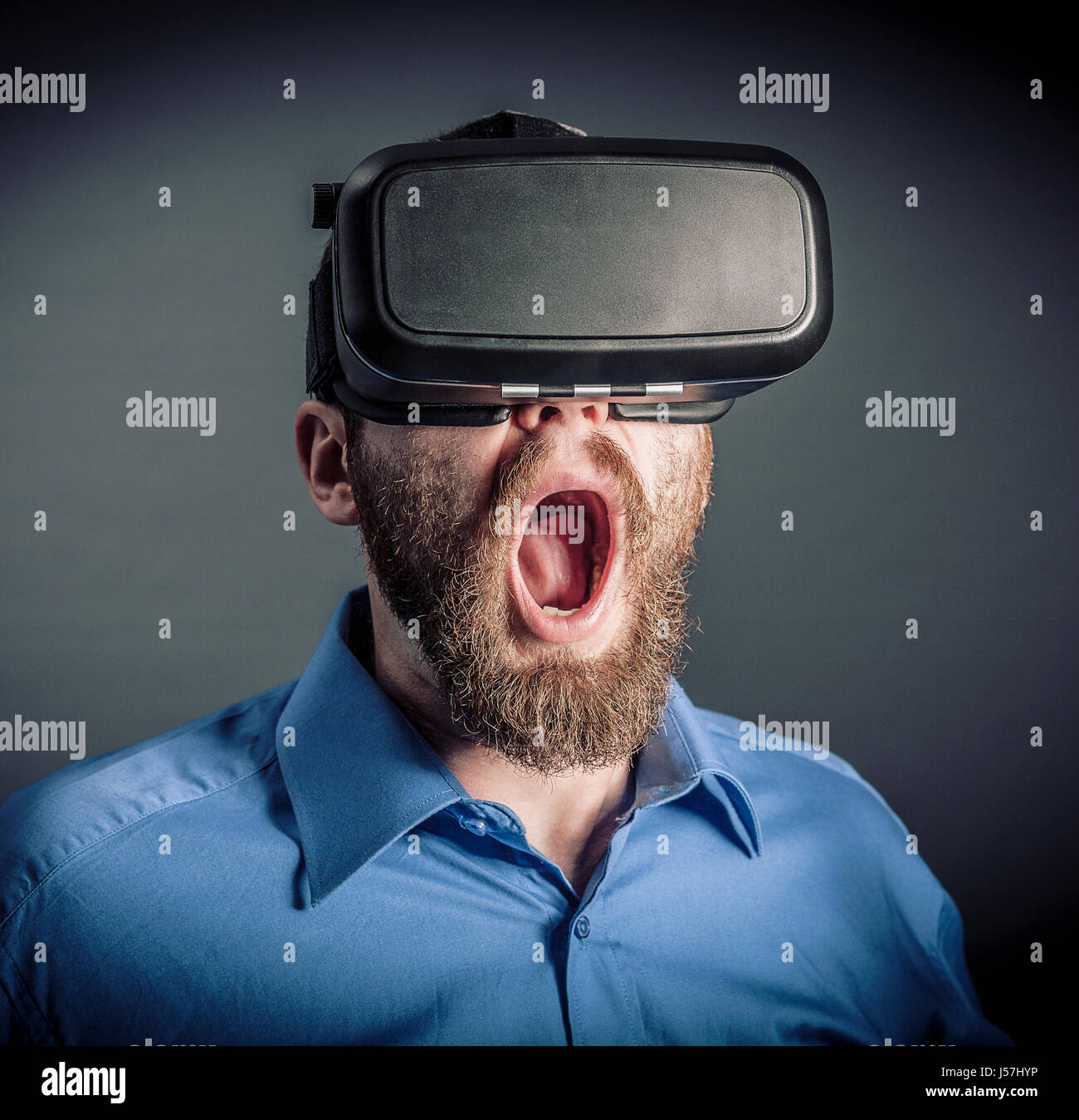 Surpris par la réalité virtuelle caucasian man portrait Banque D'Images