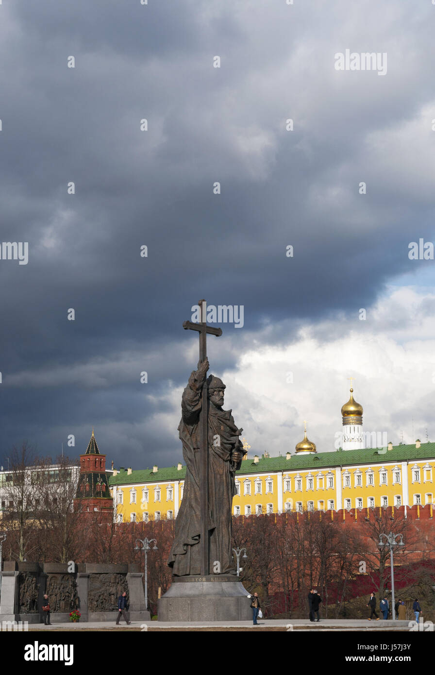 Moscou : la statue du prince Vladimir le Grand, le fondateur de l'Etat russe, entre l'arsenal du Kremlin Tower et le Manège militaire Chamber Banque D'Images