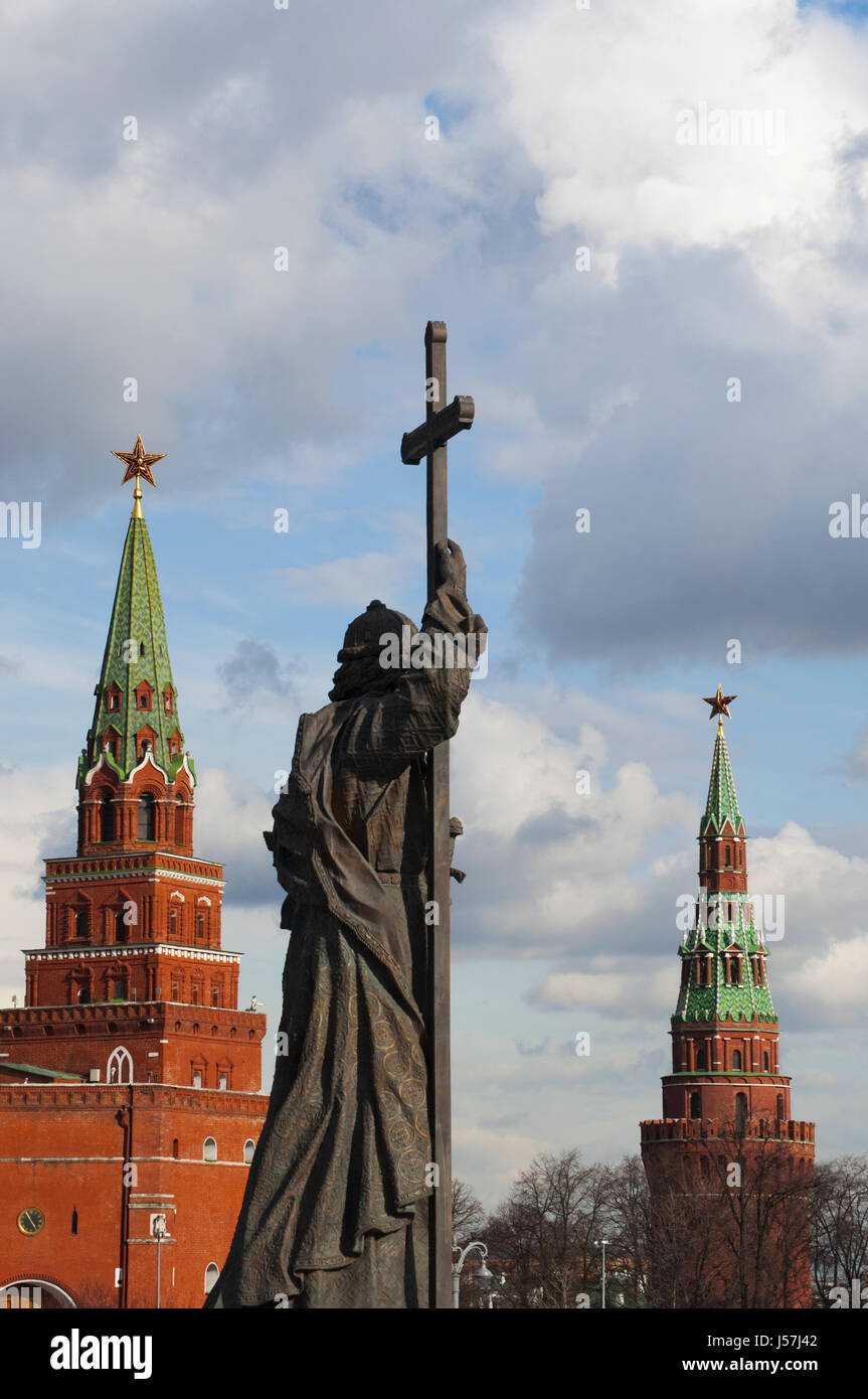 Moscou : la statue du prince Vladimir le Grand, le fondateur de l'Etat russe, vu entre Tour Borovitskaya du Kremlin et de l'eau Fournir Tower Banque D'Images
