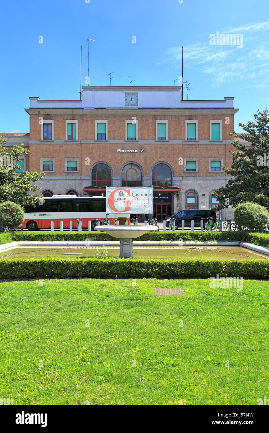 La gare de Piacenza, Piazzale Marconi, Piacenza, Emilie-Romagne, Italie, Europe. Banque D'Images