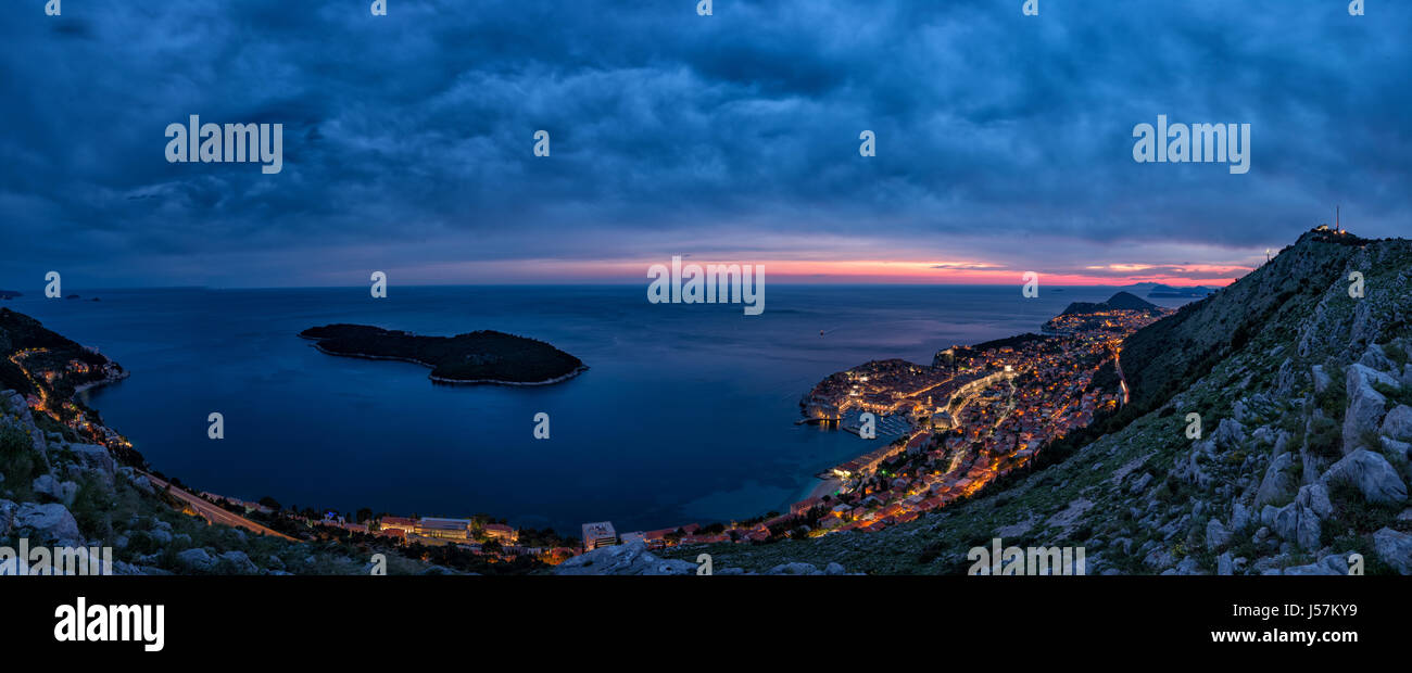 Superbe vue panoramique sur la vieille ville fortifiée de Dubrovnik avec vue à vol d'oiseau de nuit. Ville rétroéclairées. La Croatie Banque D'Images