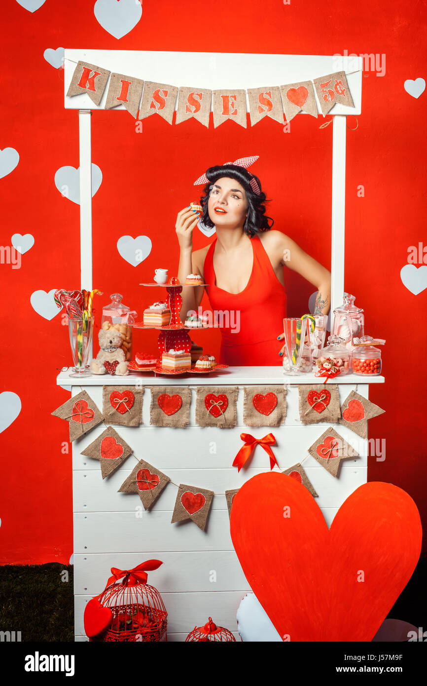 La Jeune Fille Dans Le Style Pin Up Veut Manger Le Gateau Il A La Borne Photo Stock Alamy La Jeune Fille Dans Le Style Pin Up Veut Manger Le Gateau Il A La Borne Photo Stock Alamy