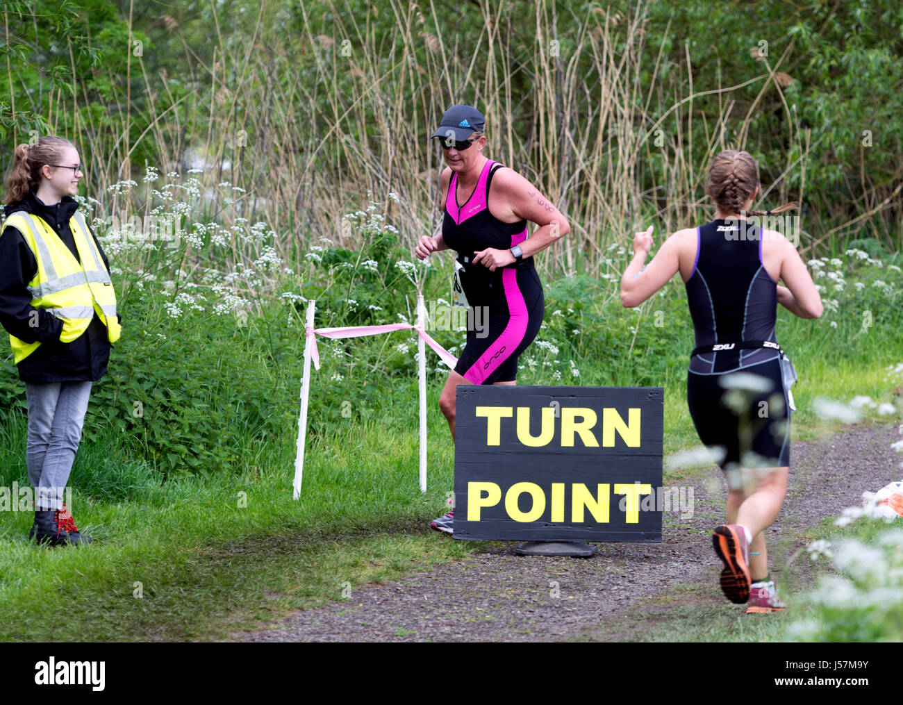 Les coureurs dans le Triathlon de Stratford à un tournant du cours, Stratford-upon-Avon, Royaume-Uni Banque D'Images