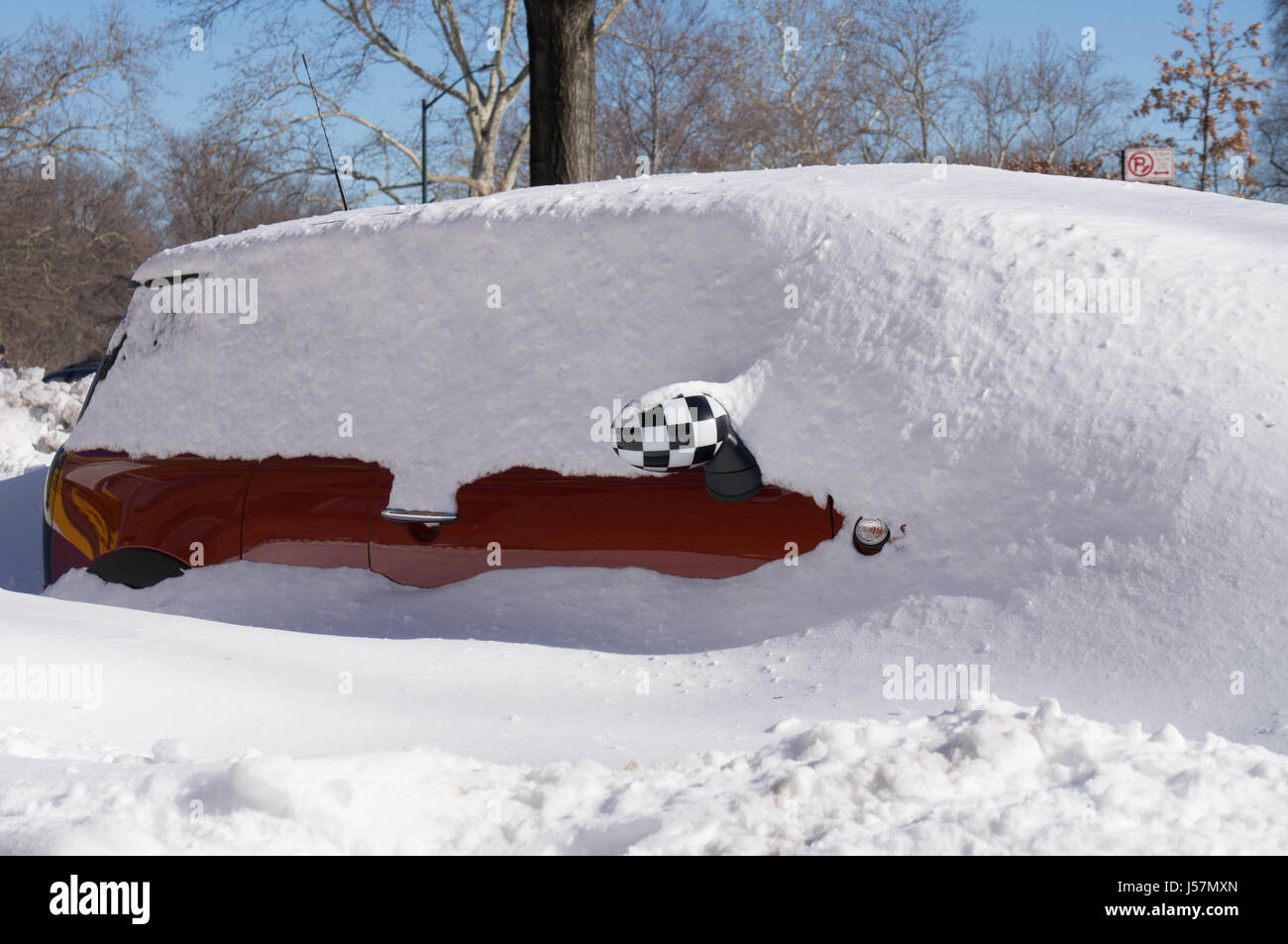 Voiture rouge avec noir et blanc Damier enterré dans la neige. Banque D'Images