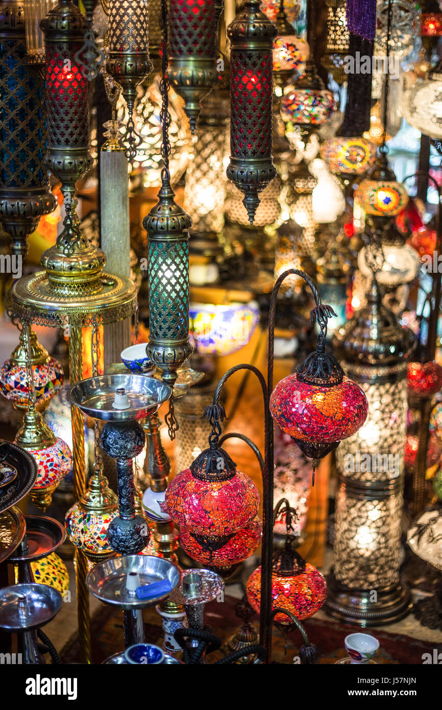 Istanbul, Turquie - le 7 juillet 2014 : Bazar turc à Istanbul. Arrière-plan avec des lanternes en verre coloré. Bazar turc à Istanbul Banque D'Images