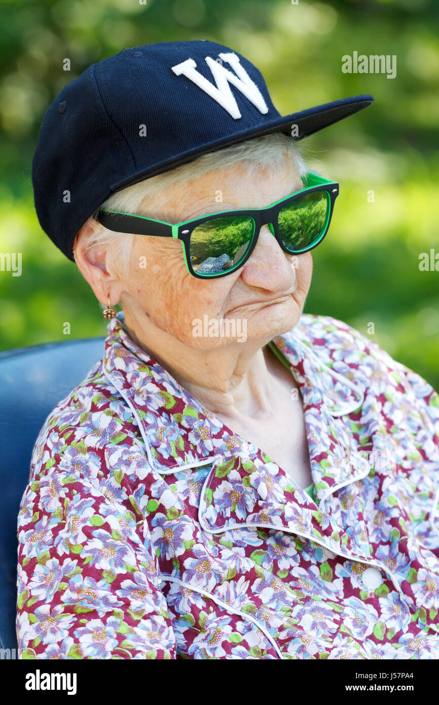 Senior woman wearing Sunglasses and baseball cap Banque D'Images