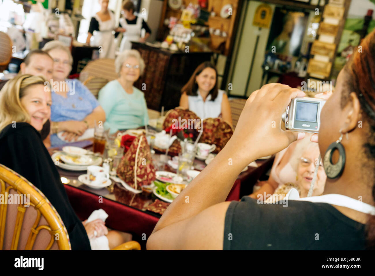 Floride Mt.Mount Dora, The Windsor Rose Old English Tea Room, restaurant restaurants repas manger dehors café cafés bistrot, adultes femme femmes Banque D'Images