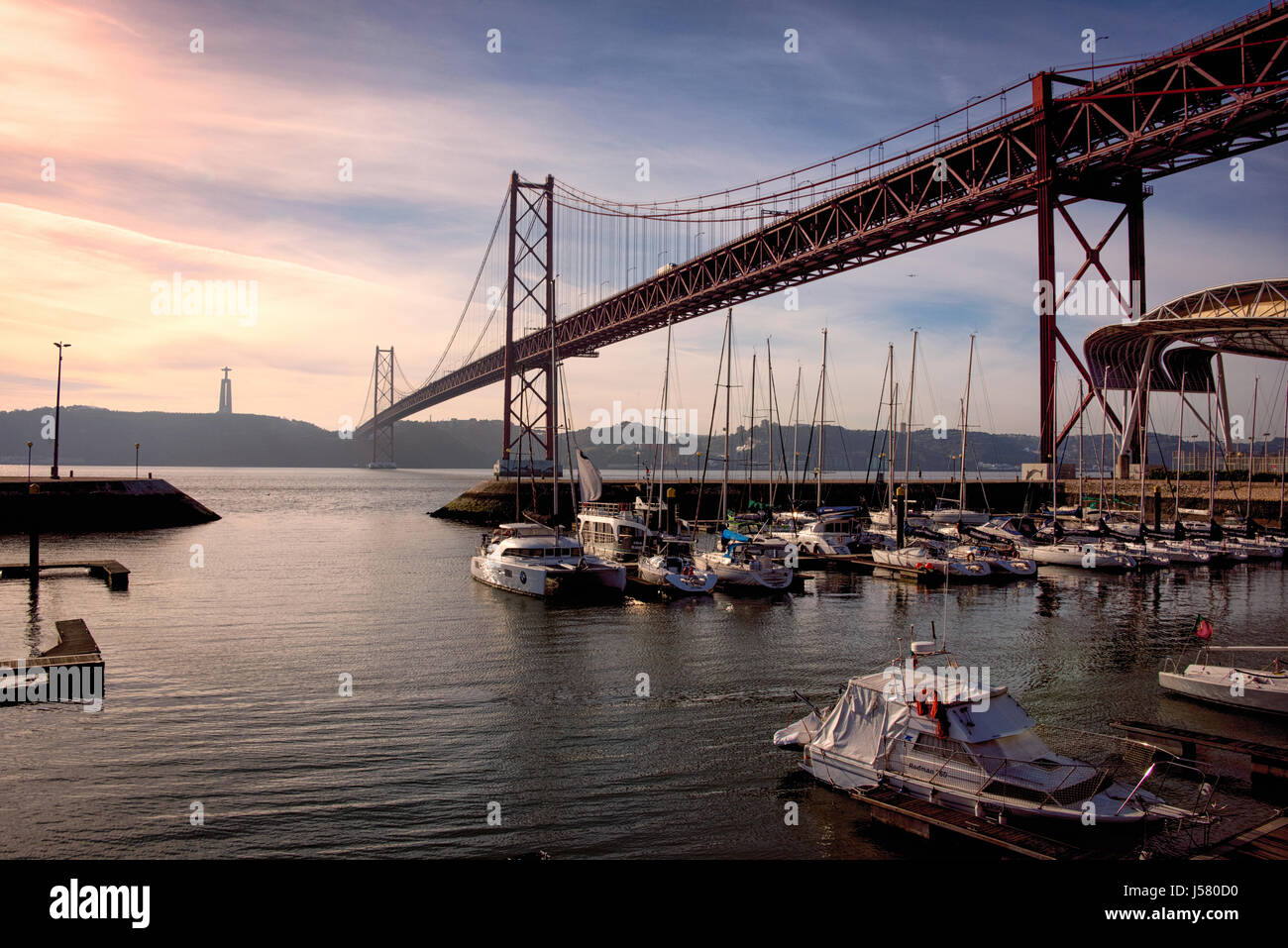 Voici le célèbre Lisbonne Ponte 25 de Abril, avec le Christ dans l'arrière-plan. Ce pont est façonné sur le pont de la baie de San Francisco. Par Mark Higham Banque D'Images