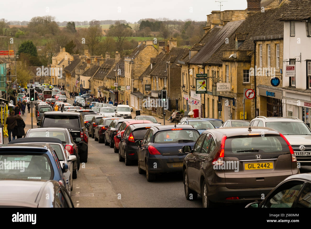 Tourisme au Royaume-Uni - le trafic lourd sur la route que les touristes et les personnes en visite dans le village de Burford Cotswolds, en Angleterre, sur un matin de printemps Banque D'Images