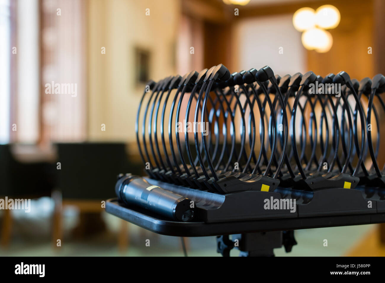 Les écouteurs de traduction simultanée lors d'une réunion de l'équipement  UK Photo Stock - Alamy