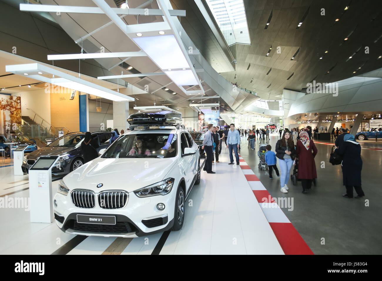MUNICH, ALLEMAGNE - le 6 mai 2017 : la visite de personnes exposées dans l'automobile BMW X1 le BMW Welt centre d'exposition à Munich, en Allemagne. Banque D'Images
