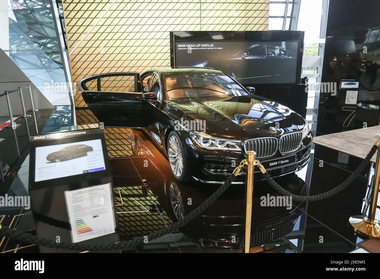 MUNICH, ALLEMAGNE - le 6 mai 2017 : l'exposé dans l'automobile 7 BMW BMW Welt centre d'exposition à Munich, en Allemagne. Banque D'Images