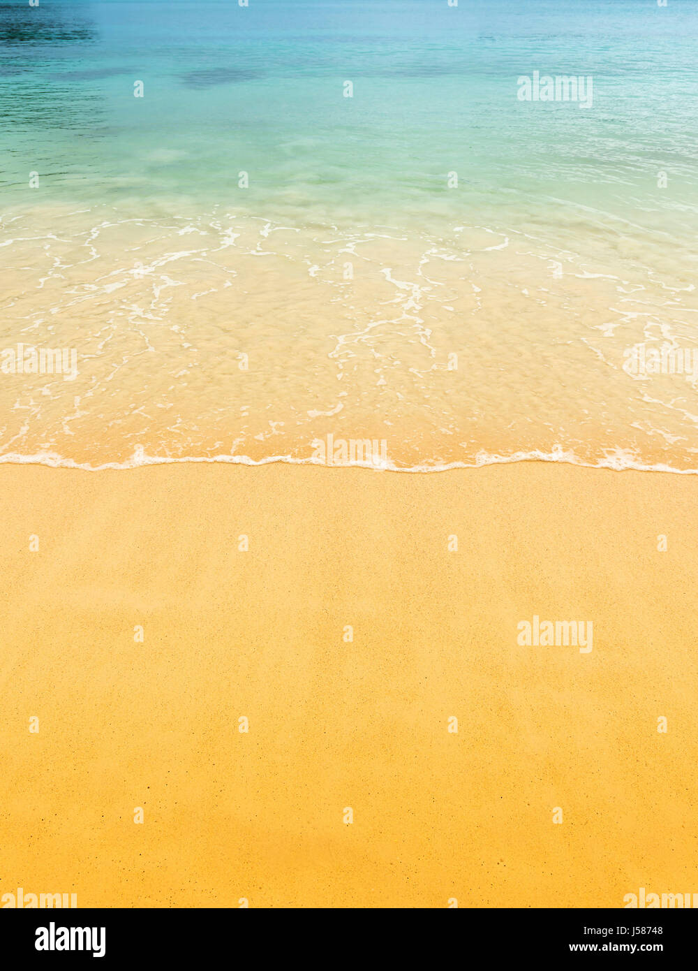 Fond de plage scène de sable chaud et tropical clapotis de l'eau claire la rive Banque D'Images