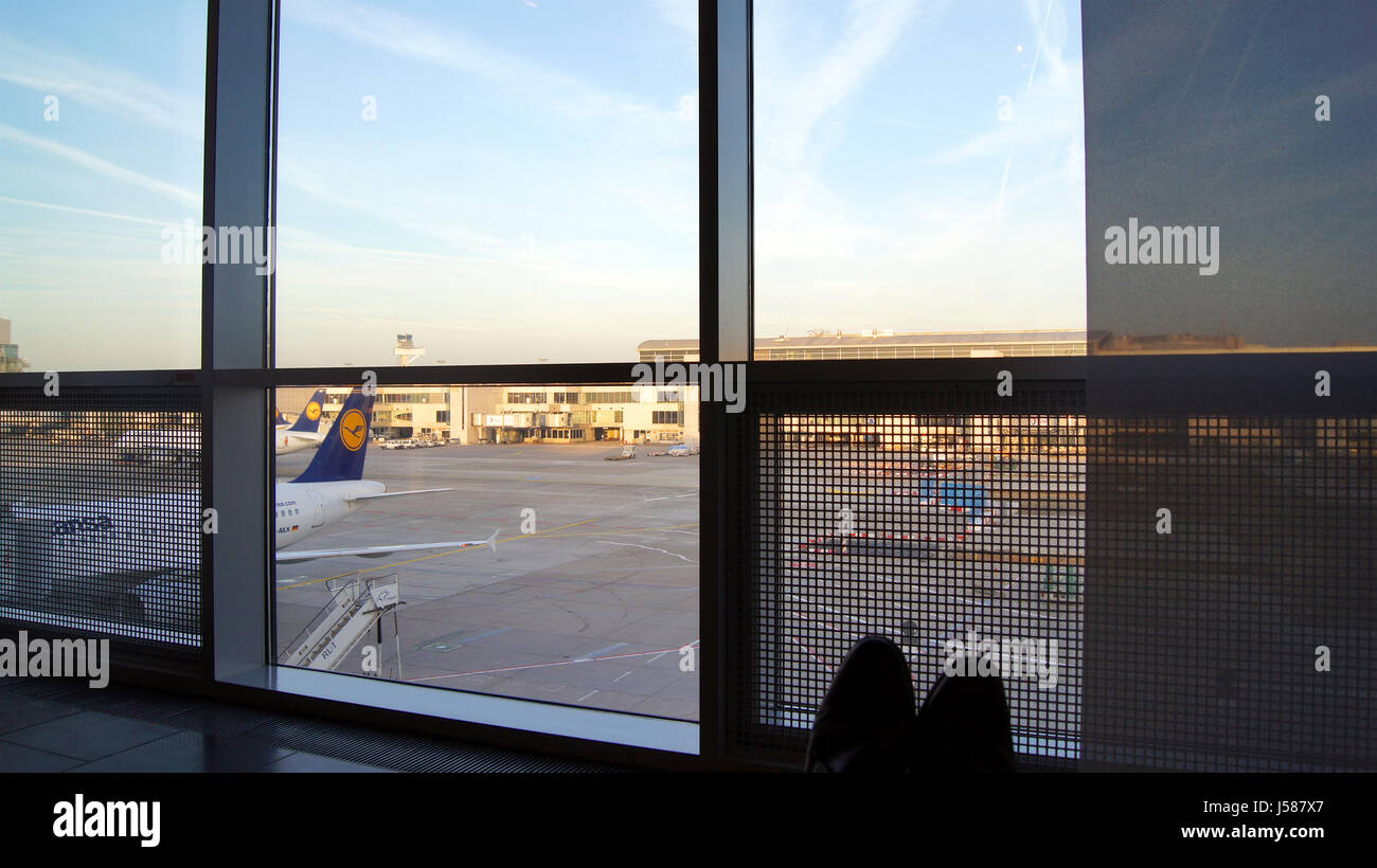 Francfort - Septembre 2014 : femme passager, assis dans une chaise confortable à la Lufthansa First Class Lounge à Francfort Banque D'Images