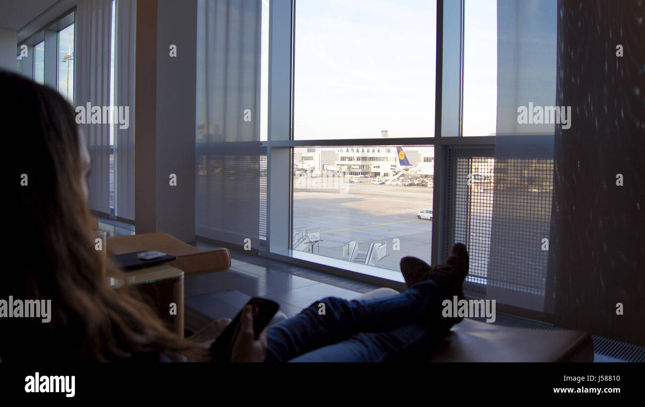 Francfort - Septembre 2014 : femme passager, assis dans une chaise confortable à la Lufthansa First Class Lounge à Francfort Banque D'Images