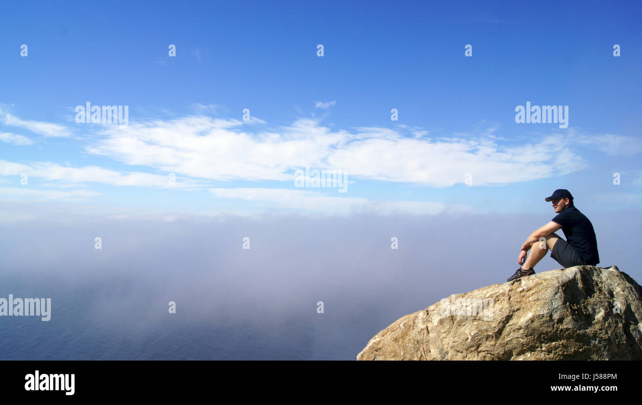 BIG SUR, California, UNITED STATES - Oct 7, 2014 : assis sur un rocher le long de l'océan Pacifique en Garrapata State Park Highway No 1 Banque D'Images
