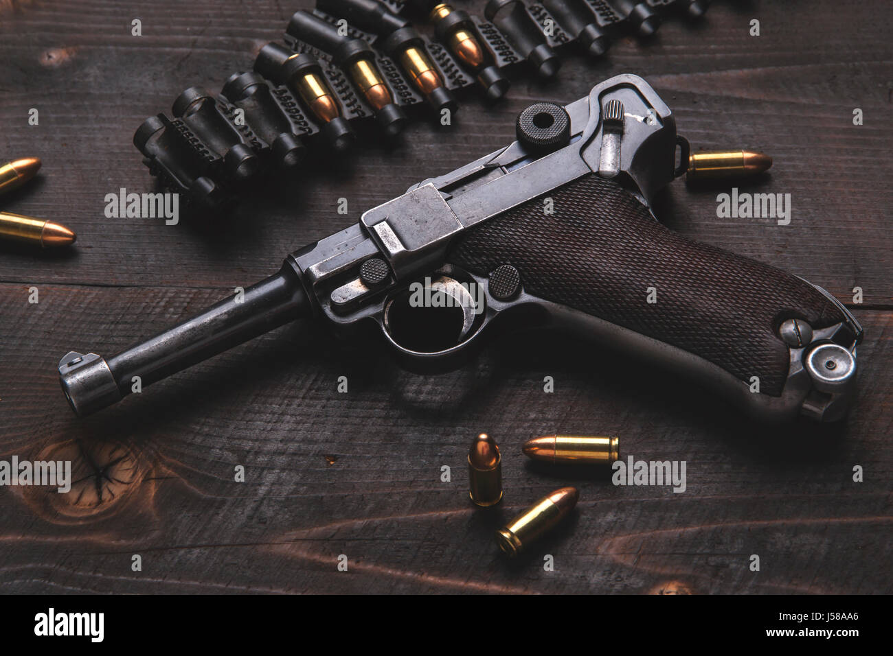 Luger pistolet avec des cartouches, et l'étui sur le tableau noir Banque D'Images