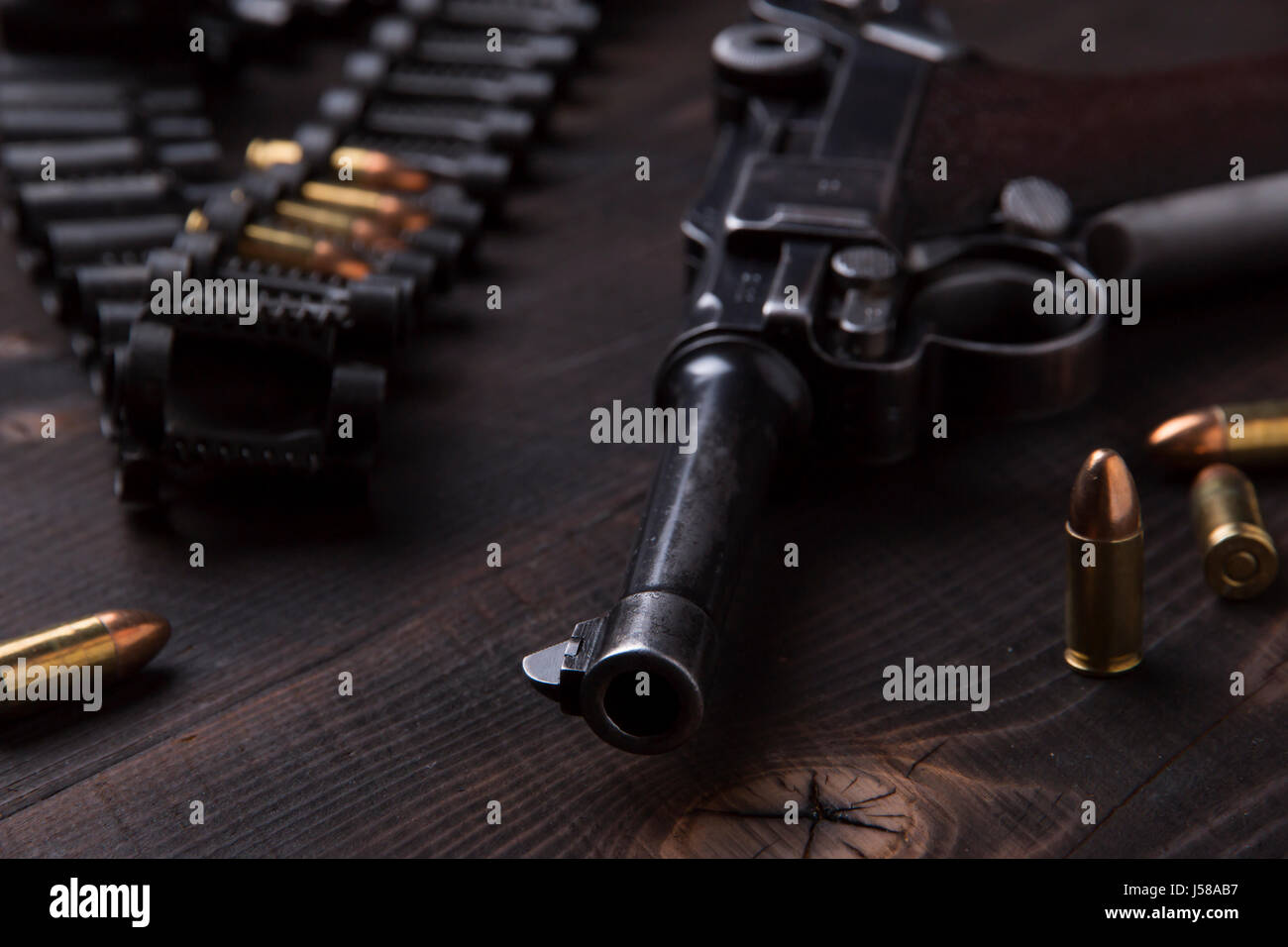 Luger pistolet avec des cartouches, et l'étui sur le tableau noir Banque D'Images