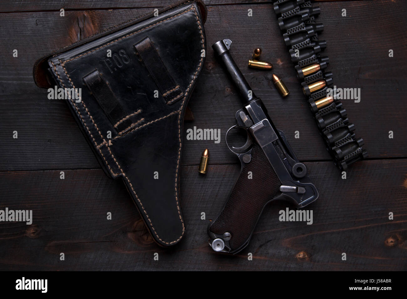 Luger pistolet avec des cartouches, et l'étui sur le tableau noir Banque D'Images