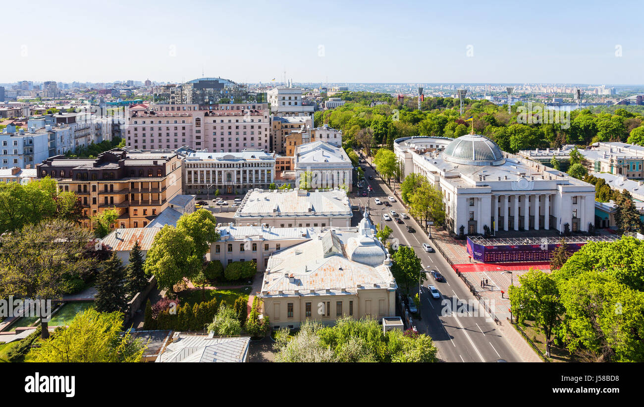 KIEV, UKRAINE - Mai 4, 2017 ci-dessus : Vue sur rue avec Hrushevskoho Verkhovna Rada (Conseil suprême de l'Ukraine) et du Dniepr sur horizon Banque D'Images