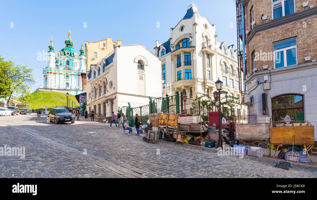 KIEV, UKRAINE - Mai 5, 2017 : les gens et des boutiques de souvenirs sur descente Andriyivskyy et vue sur St Andrew's Church dans la ville de Kiev. L'église a été construite Banque D'Images