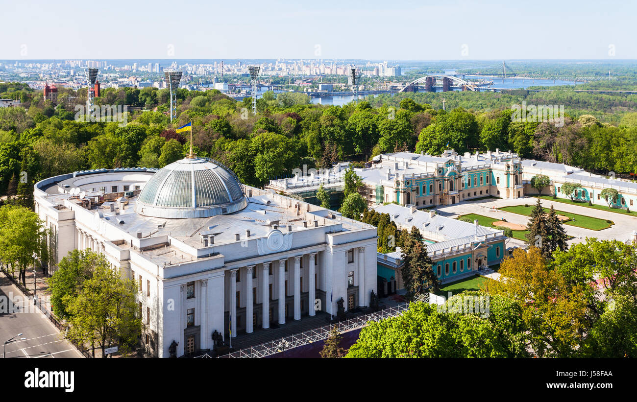 Voyage en Ukraine - vue du bâtiment de la Verkhovna Rada (Conseil suprême de l'Ukraine), le palais Mariyinsky Hrushevskiy street, dans parc Mariinsky et Dniepe Banque D'Images