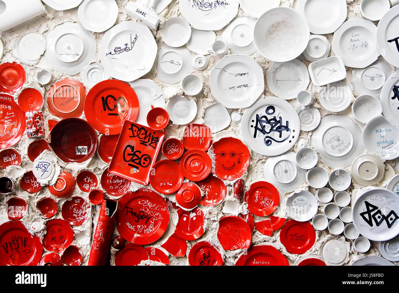 Tasse d'art d'art chaos mess confusion des plaques de bâtiment soucoupe tasses multitude Banque D'Images