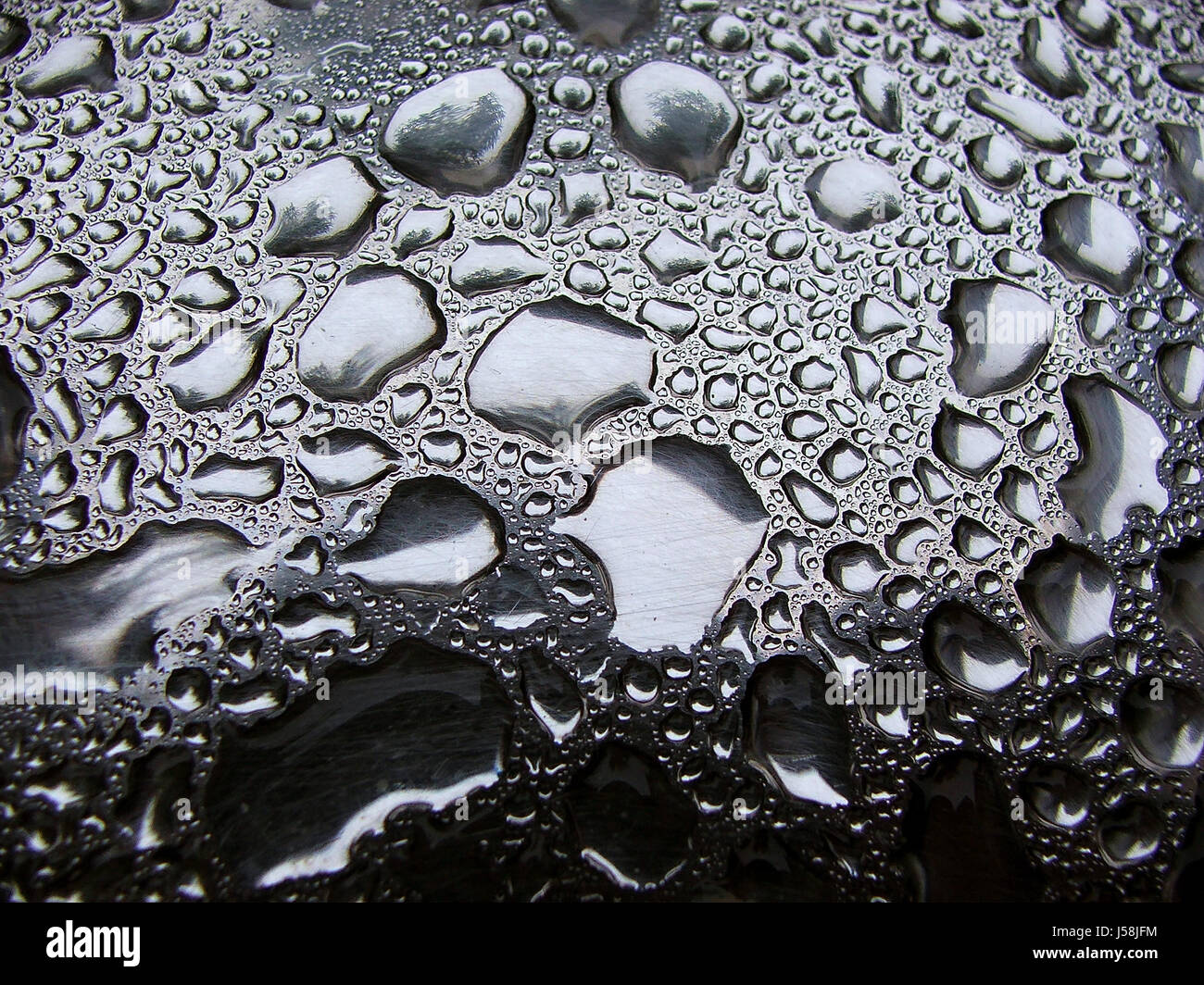 La mise en miroir de l'eau condensée détail rosée humide métal réflexions de  miroir de pluie Photo Stock - Alamy