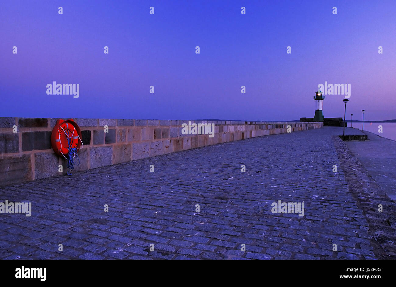 L'eau du port de l'eau salée de la mer baltique mer océan soir tendance redémontrer des ports Banque D'Images