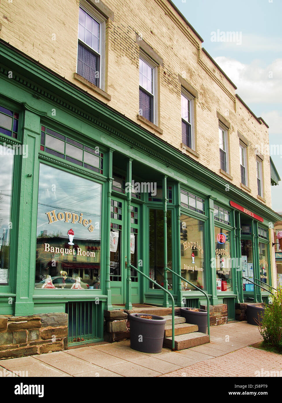 Oxford, New York, USA. Le 12 mai 2017. Hoppie's , une rrestuarant et magasin de crème glacée au centre-ville d'Oxford , New York Banque D'Images