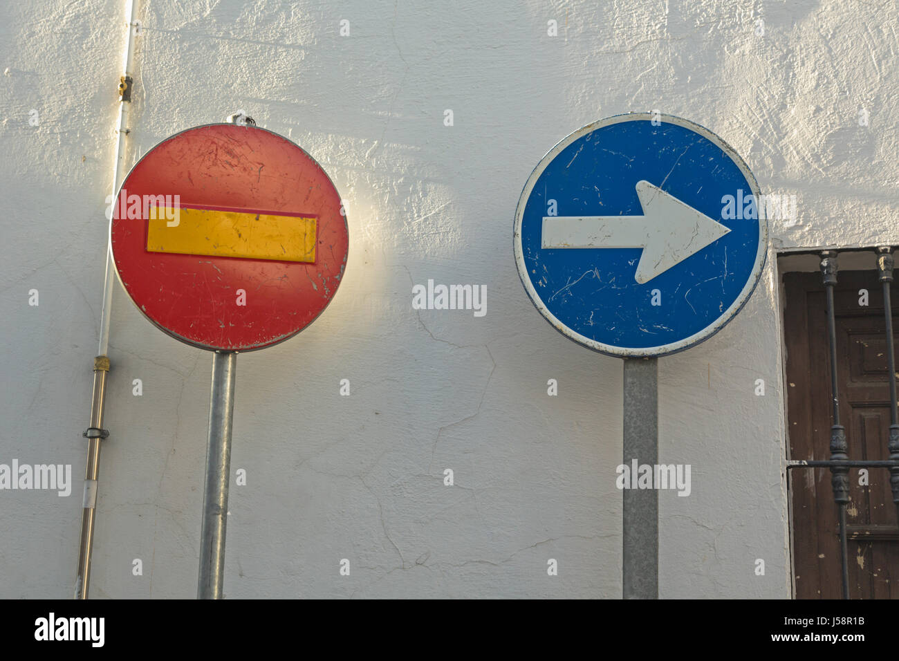 Cordoba, Cordoue, Andalousie, province du sud de l'Espagne. Aucun signe d'entrée et signe montrant direction à conduire. Banque D'Images