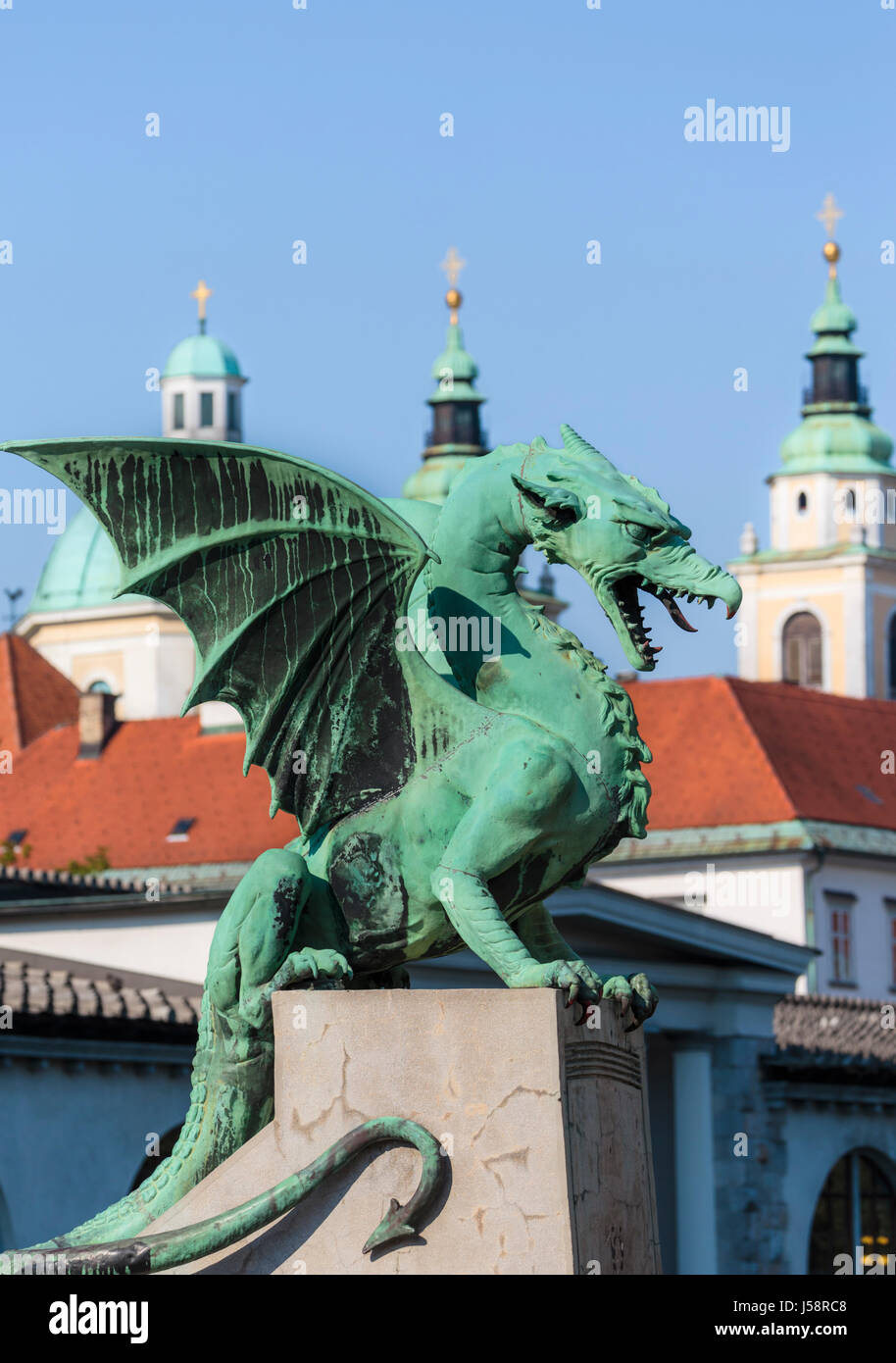 Ljubljana, Slovénie. Dragon de bronze sur l'Art Nouveau Zmajski plus, ou Dragon Bridge. Banque D'Images