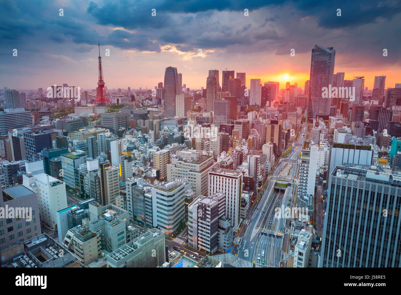 Tokyo. Cityscape de droit de Tokyo, au Japon pendant le coucher du soleil. Banque D'Images