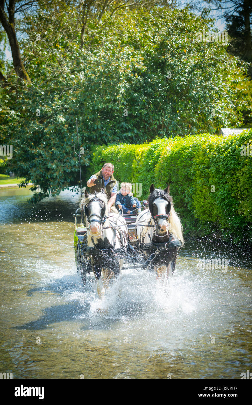 Kingham, cotswolds Gloucestershire Angleterre ville les touristes sur un cheval et un chariot dans la rivière Banque D'Images
