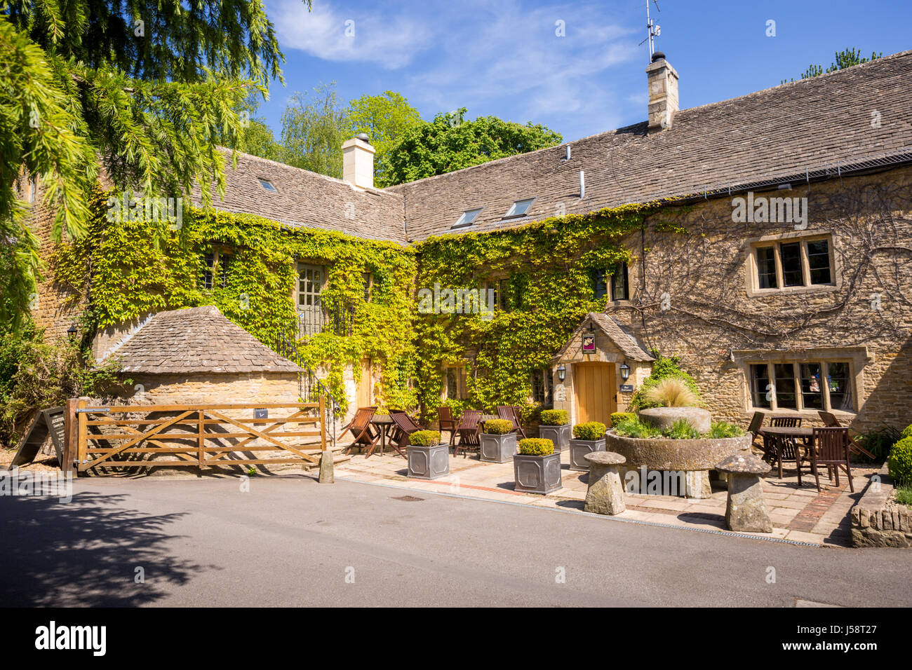 Warmind counrty inn pub, Lower Slaughter, près de Cheltenham, Cotswolds England UK Banque D'Images