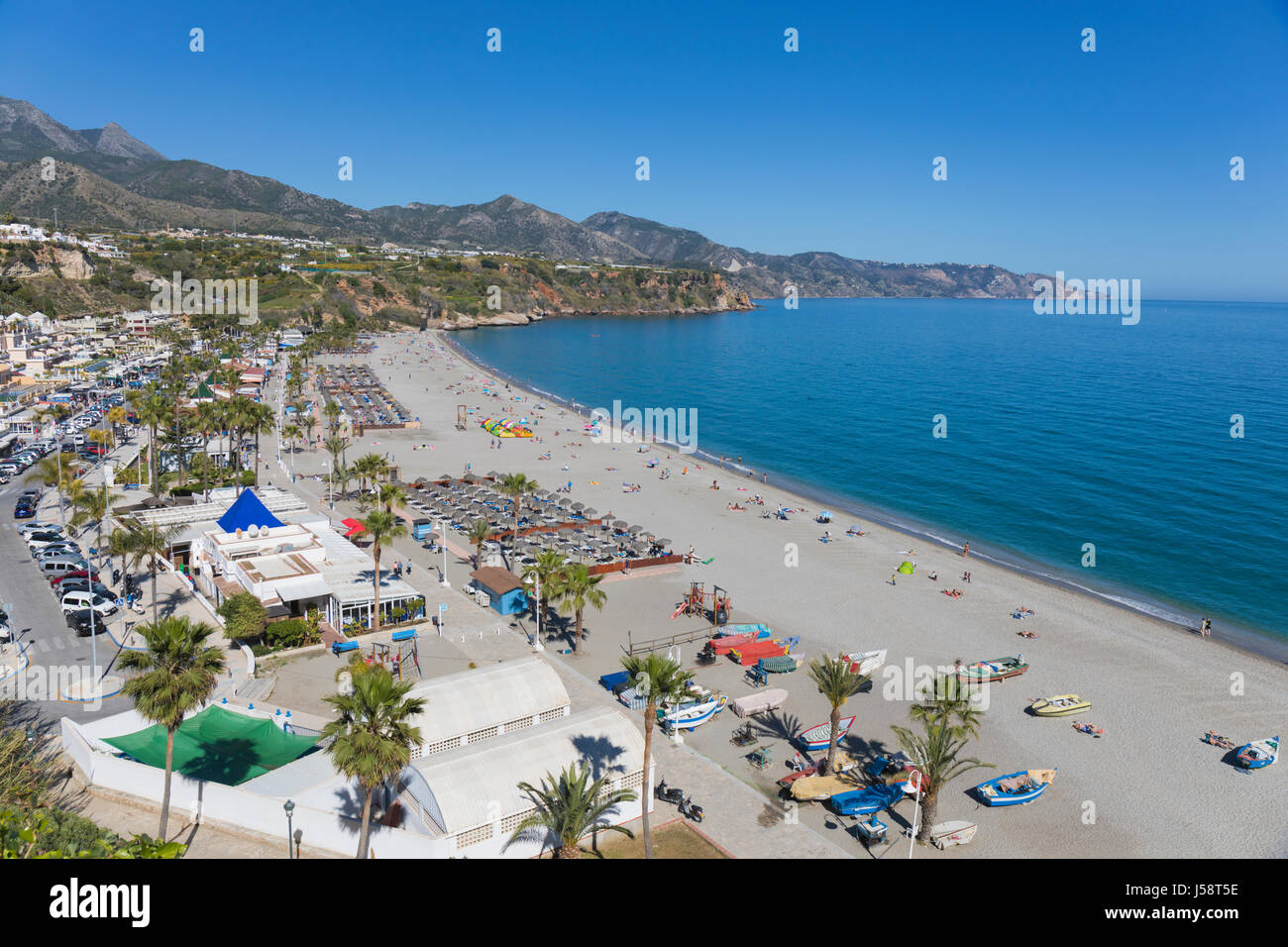 Nerja, Costa del Sol, la province de Malaga, Andalousie, Espagne du sud. La plage de Burriana. Banque D'Images