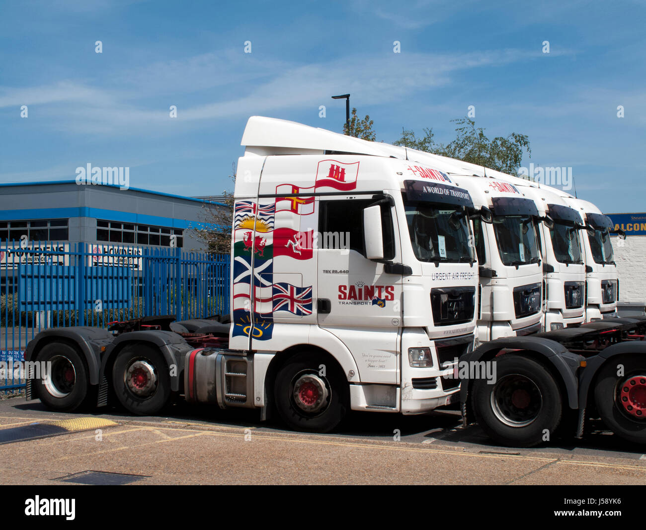 Les camions en stationnement Transport Saints, plus importante entreprise privée de transport de fret aérien à l'intérieur du Royaume-Uni, entreprise fondée en 1968 Banque D'Images