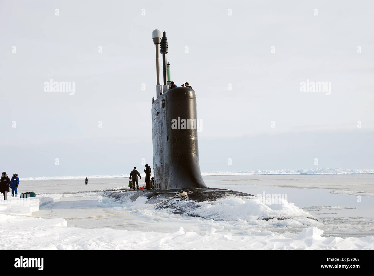 La Marine américaine de la classe Seawolf-sous-marin d'attaque rapide USS Connecticut pousse à travers l'épaisseur de la glace pendant l'exercice ICEX 19 mars 2011, dans l'océan Arctique. (Photo par Christy Hagen /US Navy par Planetpix ) Banque D'Images