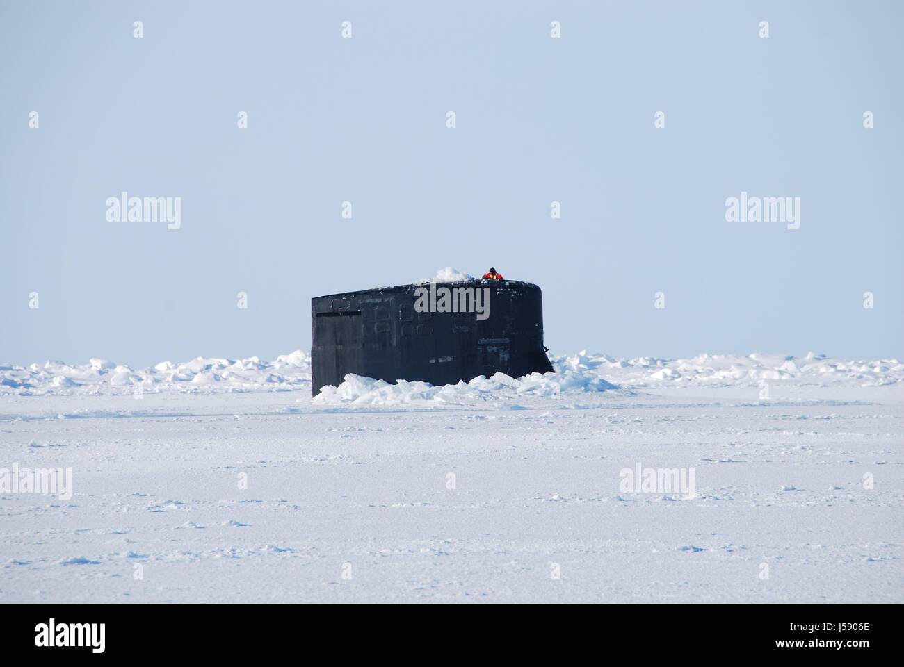 La Marine américaine de la classe Seawolf-sous-marin d'attaque rapide USS Connecticut pousse à travers l'épaisseur de la glace pendant l'exercice ICEX 19 mars 2011, dans l'océan Arctique. (Photo par Christy Hagen /US Navy par Planetpix ) Banque D'Images