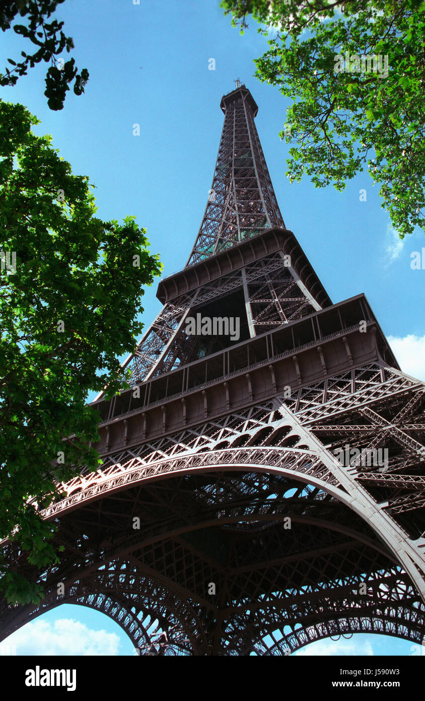 Visiter paris tour eiffel construction métallique emblème de la tour Vue de dessous Banque D'Images