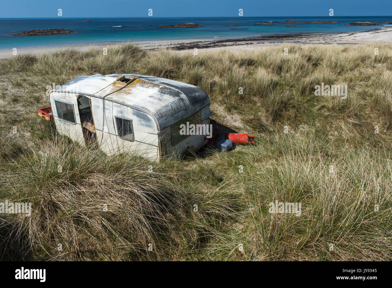 Une vieille caravane déserte à Cliad Bay sur l'île de Coll Banque D'Images