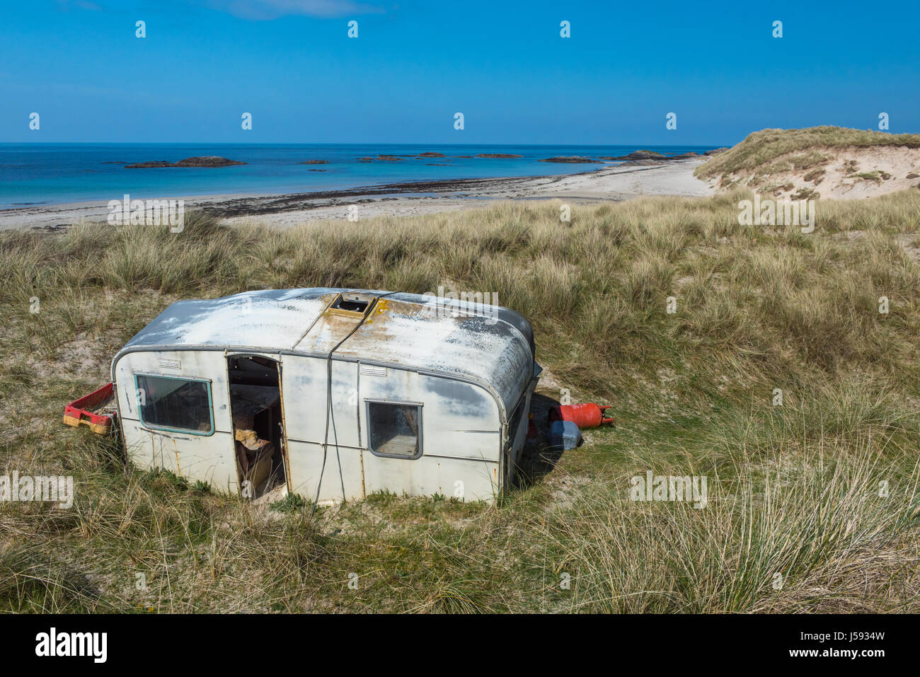 Une vieille caravane déserte à Cliad Bay sur l'île de Coll Banque D'Images