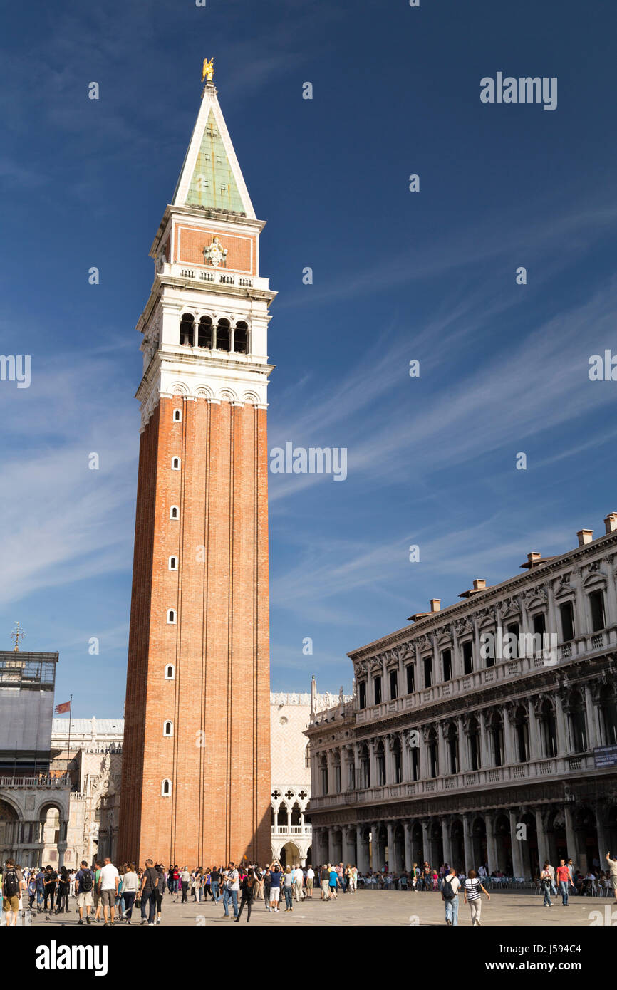 L'Italie, Venise, la Place Saint Marc et le clocher Campnile. Banque D'Images