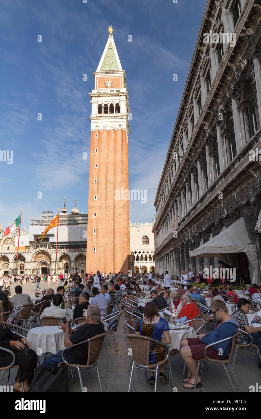 L'Italie, Venise, cafés et restaurants de la Place St Marc et le clocher Campnile. Banque D'Images