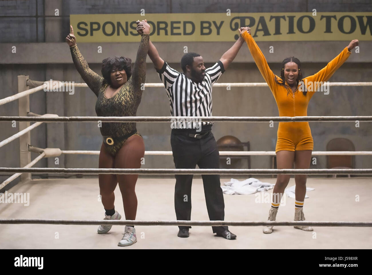 GLOW 20127 série TV Netflix avec Kia Stevens à gauche et droite à Sydelle Noel Banque D'Images