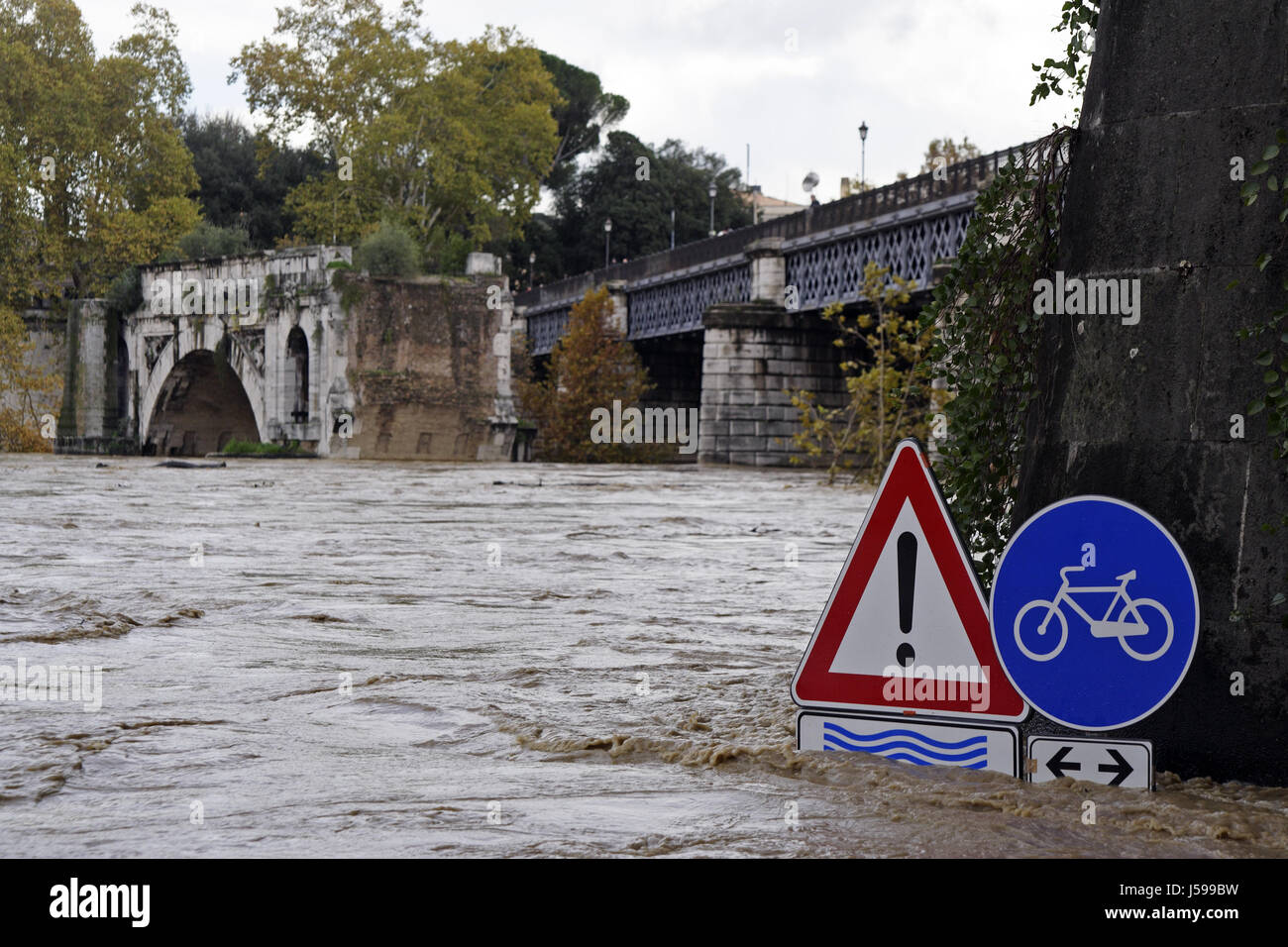 Signal signe Rome roma pont truc inondation catastrophe météo pluie saison Banque D'Images