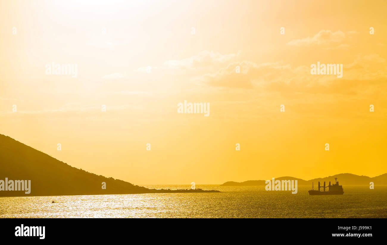 La silhouette du bateau au coucher du soleil au large de Nouméa, Nouvelle Calédonie Banque D'Images